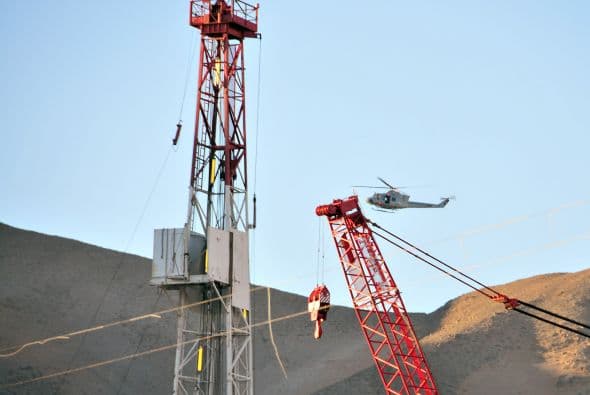 "Estamos esperando iniciar el proceso de rescate a partir de las cero horas del día miércoles", dijo el ministro Laurence Golborne.
