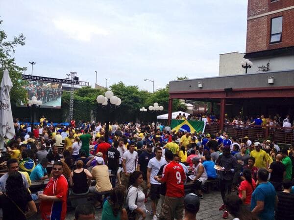 ¿La fiebre futbolera te pone a sudar la gota gorda? Pues no hay nada mejor que venir a 
<b>The Garden</b> en Studio Square porque está al aire libre, tiene una mega pantalla y cerveza bien fría para refrescar el momento y mantenerte en temperatura para ver todos y cada uno de los partidos. (foto tomada de Twitter)