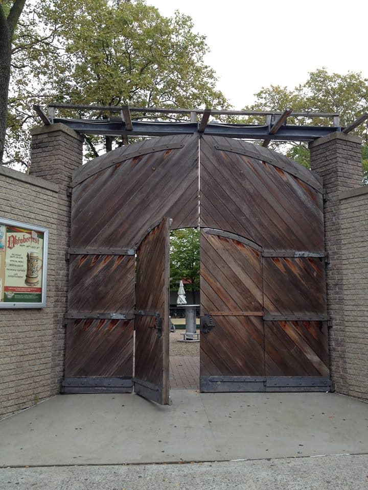 Para gritar "GOL" a los cuatro vientos mientras desbordas tu tarro de cerveza en el choque de "salud", 
<b>Bohemian Hall Beer Garden</b> te dará el ambiente ideal para derrochar tu euforia futbolera. (foto tomada de Twitter)