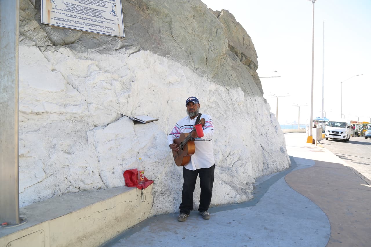 A lo largo de los recorridos que se pueden encontrar en Mazatlán, músicos amenizan el ambiente.
