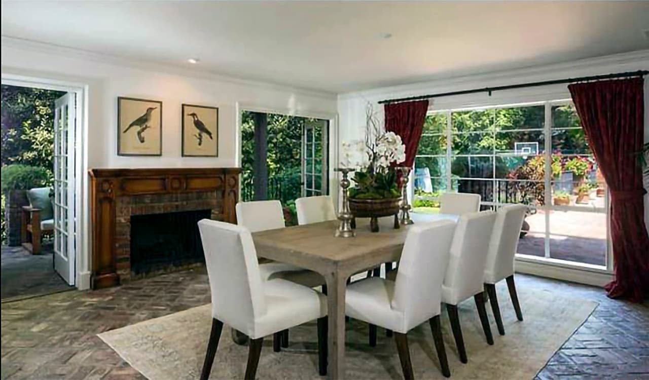 Por si fuera poco, sobre el garaje cuenta con un dormitorio para visitantes.
<br>