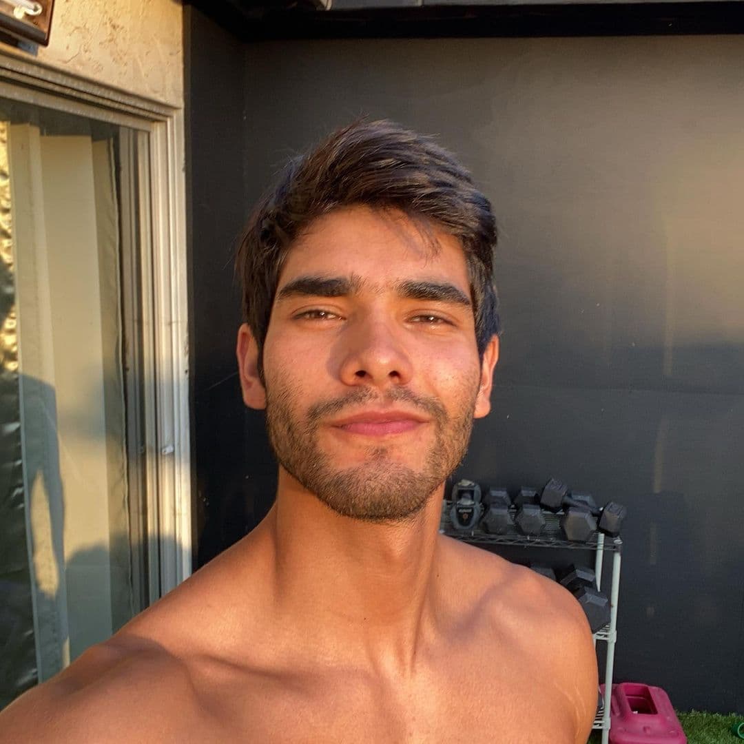 No cabe duda, que el mexicano comparte la belleza de su hermana mayor Alejandra y con sus fotografías ha cautivado el corazón de más de una de sus seguidoras.