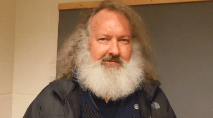 El actor Randy Quaid, de 70 años, ganó atención este martes después que Donald Trump retuiteara algunos de sus videos, donde se declara ferviente admirador del presidente. 
<br>
<br>Quaid aparece en una imagen tomada por la policía de Vermont en 2015 tras haber cruzado la frontera desde Canadá, después de que las autoridades le negaron la entrada al país.
