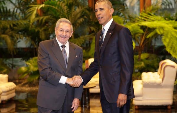 Raúl Castro y Barack Obama se dan la mano para el llamado 'photo-up' de la prensa en La Habana.
