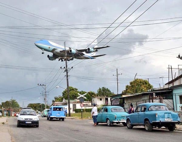 Captan el momento en que el Air Force Once sobrevuela La Habana justo antes de tocar tierra en el Aeropuerto José Martí.