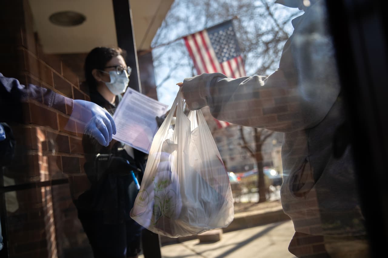 Con el desempleo subiendo a cifras récord y sin dinero para combrar bienes en medio de esta pandemia provocada por el nuevo coronavirus, millones de personas reciben comida gratis en Estados Unidos.