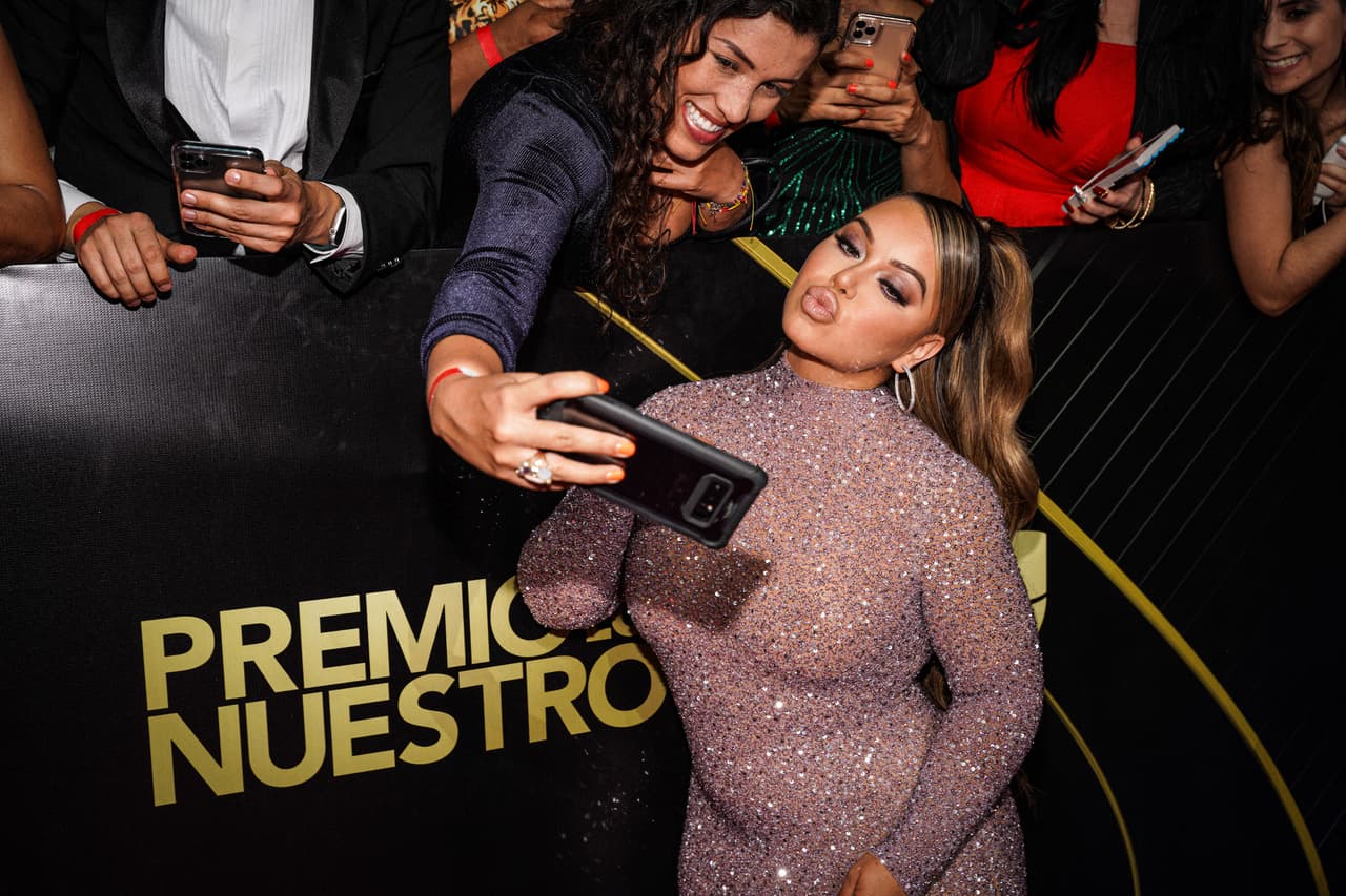 También reveló que la canción, compuesta por ella y dos amigos, Apola y Alfonso, 
<b>surgió de una manera tan rápida como espontánea </b>una noche que los tres coincidieron en el estudio de grabación.