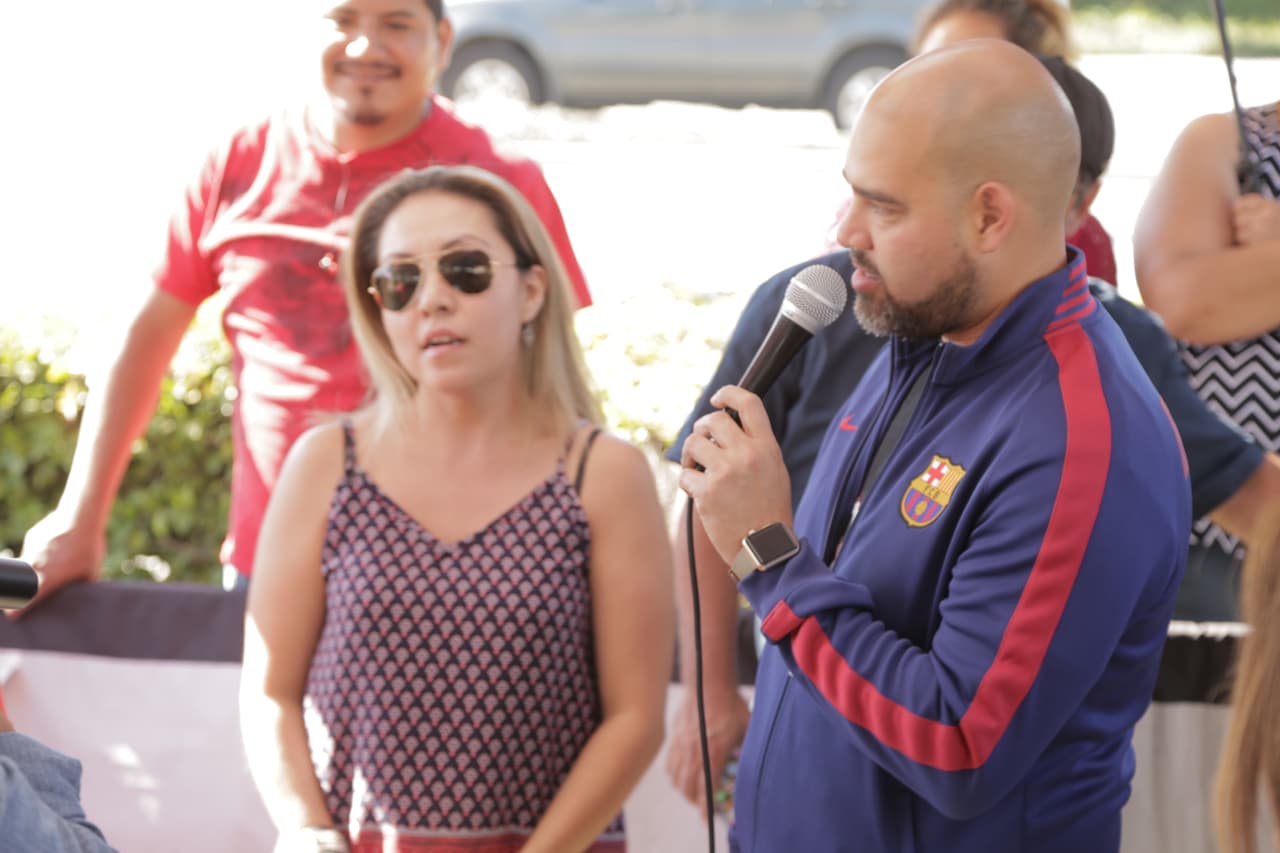 'El Bueno, La Mala y El Feo' entregando boletos en la ciudad de Carson.