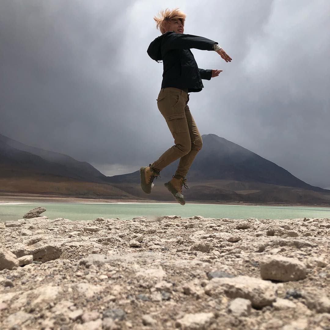 El cocodrilo le habría encajado los dientes en el labio superior a la actriz, por lo que empezó a sangrar. Sin embargo, el acto del animal sorprendió a la producción, incluso, a la persona encargada del cocodrilo pues reveló que si este hubiera querido morderla, entonces, le habría arrancado toda la boca.