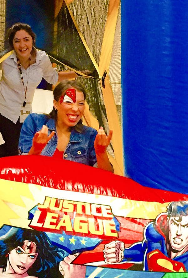 Este viernes dio inicio el Alamo City Comic Con, el cual se realiza durante tres días, del 11 al 13 de septiembre, en el Henry B. Gonzalez Convention Center. En este evento, los fanáticos de los cómics y la ciencia ficción podrán conocer a algunos de sus artistas favoritos, así como adquirir artículos de colección.