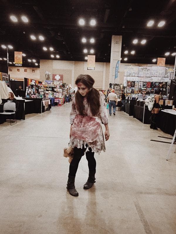 Este viernes dio inicio el Alamo City Comic Con, el cual se realiza durante tres días, del 11 al 13 de septiembre, en el Henry B. Gonzalez Convention Center. En este evento, los fanáticos de los cómics y la ciencia ficción podrán conocer a algunos de sus artistas favoritos, así como adquirir artículos de colección.