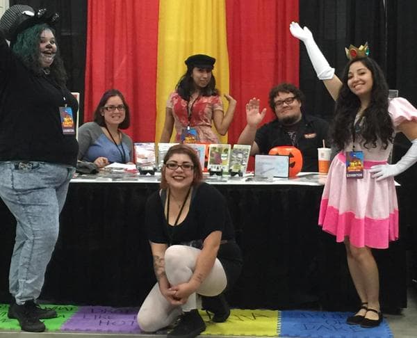 Este viernes dio inicio el Alamo City Comic Con, el cual se realiza durante tres días, del 11 al 13 de septiembre, en el Henry B. Gonzalez Convention Center. En este evento, los fanáticos de los cómics y la ciencia ficción podrán conocer a algunos de sus artistas favoritos, así como adquirir artículos de colección.