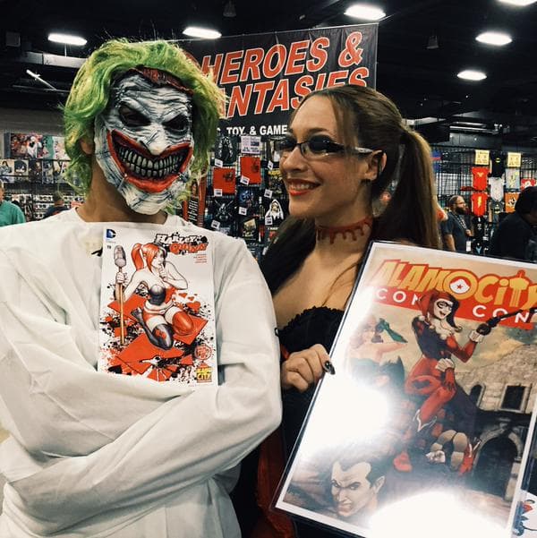 Este viernes dio inicio el Alamo City Comic Con, el cual se realiza durante tres días, del 11 al 13 de septiembre, en el Henry B. Gonzalez Convention Center. En este evento, los fanáticos de los cómics y la ciencia ficción podrán conocer a algunos de sus artistas favoritos, así como adquirir artículos de colección.