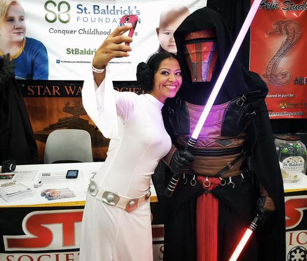 Este viernes dio inicio el Alamo City Comic Con, el cual se realiza durante tres días, del 11 al 13 de septiembre, en el Henry B. Gonzalez Convention Center. En este evento, los fanáticos de los cómics y la ciencia ficción podrán conocer a algunos de sus artistas favoritos, así como adquirir artículos de colección.