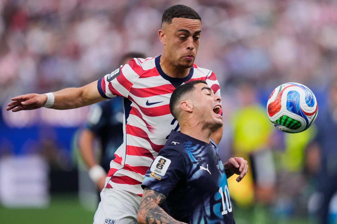 El paraguayo Miguel Almirón (derecha) y el estadounidense Sergiño Dest disputan el balón durante el partido.