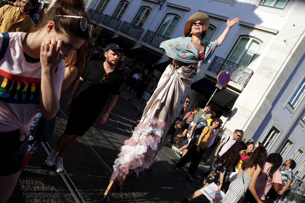 Una mujer camina con zancos durante el desfile del Orgullo Gay en Lisboa, Portugal, el sábado 29 de junio de 2019.