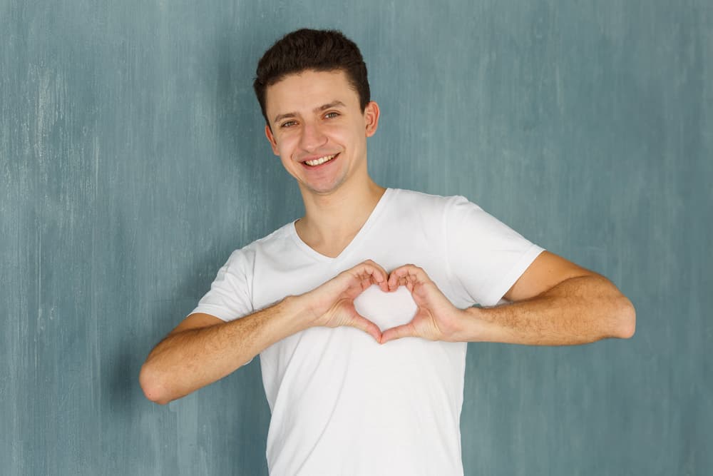 <b>Leo </b>
<br>El secreto de Leo también tiene que ver con la zona erógena, pero fíjate, es en el corazón en el centro del pecho, puesto que también se está uniendo a lo que tenía Cáncer a ambos lados del corazón.