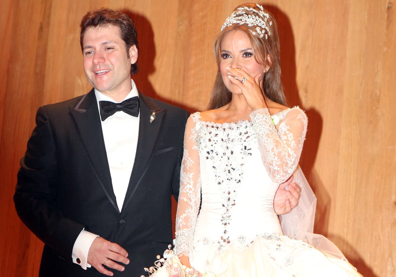 Tras haber librado la cárcel y haber recuperado su vida y carrera, la cantante mexicana se casó con Armando Gómez en su natal Monterrey, México, en 2009.