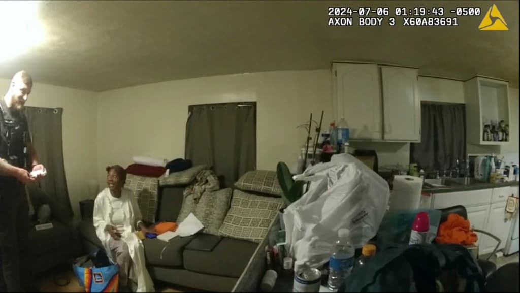 En esta imagen del video provisto por la Policía Estatal de Illinois, se observa a
<b>Sonya Massey</b>, segunda desde la izquierda, mientras
<b>interactuaba con Grayson</b>, a la 1:19 de la mañana del sábado 6 de julio. El vicealguacil del condado de Sangamon le pedía que le mostrara una identificación. La mujer de 36 años había
<b><a href="https://www.univision.com/local/chicago-wgbo/sonya-massey-llamo-911-termino-muerta-policia-sean-grayson" target="_blank">llamado al 9-1-1</a></b>, cerca de media hora antes, para denunciar la presencia de alguien
<b>merodeando por el vecindario</b>.