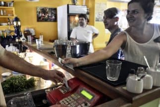1. Una mujer en una cafetería de Atenas la mañana después del referéndum griego