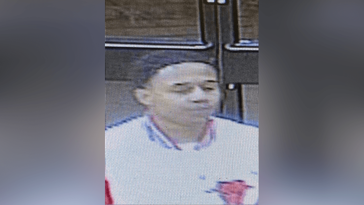 La Policía de Chicago ha señalado a este hombre como el responsable de la agresión. Piden ayuda para identificarlo.