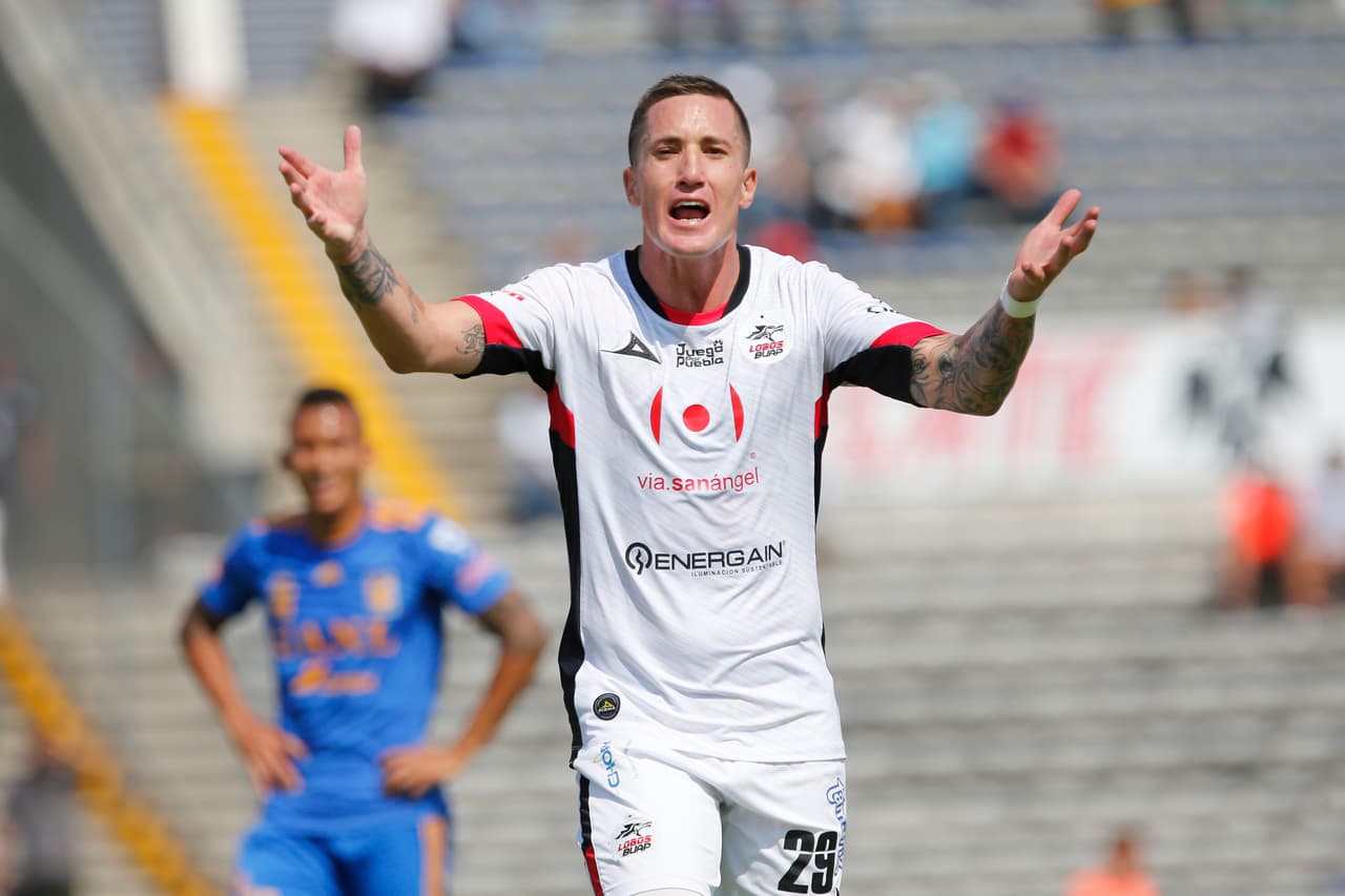 El argentino Leonardo Ramos (centro) buscó el empate para Lobos BUAP, pero Tigres rápidamente amplió el marcador.