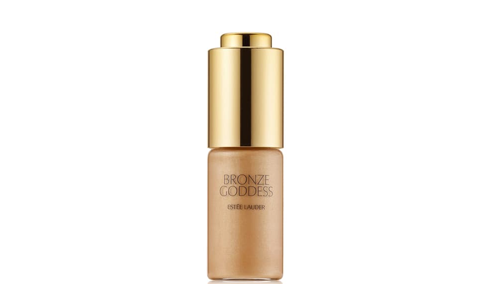 8. BRONZE GODDESS SUMMER GLOW, Estée Lauder, Bloomingdales, $32 dólares | Si quieres 
<i>glow</i> este producto puede ser tu mejor aliado para darle brillo a la piel de tu cara y de tu cuerpo. Sácale el máximo provecho al look bronceado, con unas cuantas gotitas de este producto, pero recuerda difuminarlo bien.
<br>