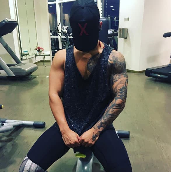 Es Maluma, cubriéndose el rostro pero presumiendo sus trabajados brazos.