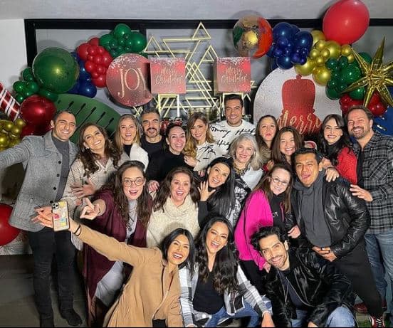 <b>Cynthia Rodríguez y Carlos Rivera</b>
<br>Debido a que estos famosos pertenecen a empresas diferentes 
<a href="https://www.univision.com/famosos/carlos-rivera-fiesta-navidad-asistieron-muchos-famosos">su posada navideña</a> juntó a celebridades de distintas televisoras; aún así las imágenes demuestran que el convivio estuvo lleno de diversión. Y como no, si hubo comida, cócteles e incluso una piñata.