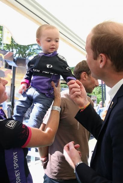 Y hasta tomó la mano de un bebé.