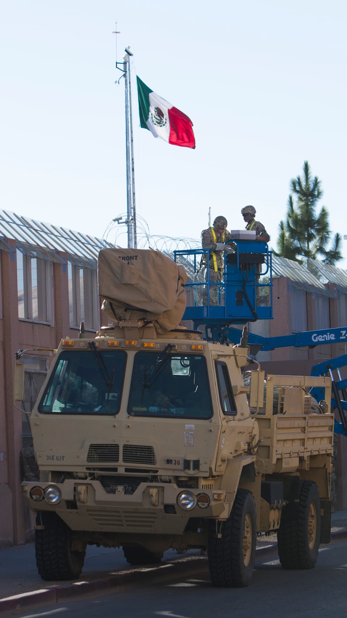 El paso de camiones por la ciudad generó curiosidad entre los residentes de Nogales, Arizona, una ciudad relativamente tranquila. Algunos creen que su presencia mejorará la economía en la frontera.