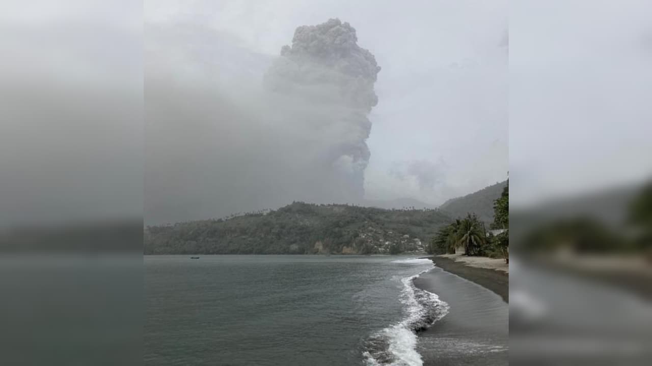 Una segunda "explosiva" erupción de un volcán en San Vicente levanta otra enorme nube de ceniza en el Caribe