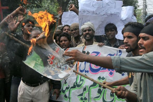 Pakistán amaneció conmocionado por la peor matanza cometida por los talibanes contra la comunidad cristiana, que costó la vida a más de ochenta personas y pone en jaque la estrategia de diálogo del Gobierno con los radicales. El último recuento ha elevado a 82 el número de fallecidos, que aún puede subir dado el estado crítico de varios de los más de 140 heridos ingresados en hospitales de la localidad noroccidental de Pesháwar, en una de cuyas iglesias se produjo la masacre. "No teníamos palabras ante el horror que teníamos delante", explicó hoy a Efe el director de la Liga Interconfesional de Pakistán (APIL), el cristiano Sayid Ishaq, quien visitó ayer junto a diversas autoridades regionales a las víctimas hospitalizadas. "No es solo un atentado contra nuestra minoría, sino también contra la humanidad de este país", dijo Ishaq, quien calificó la situación tras el ataque "como la peor sufrida hasta ahora por los cristianos paquistaníes".