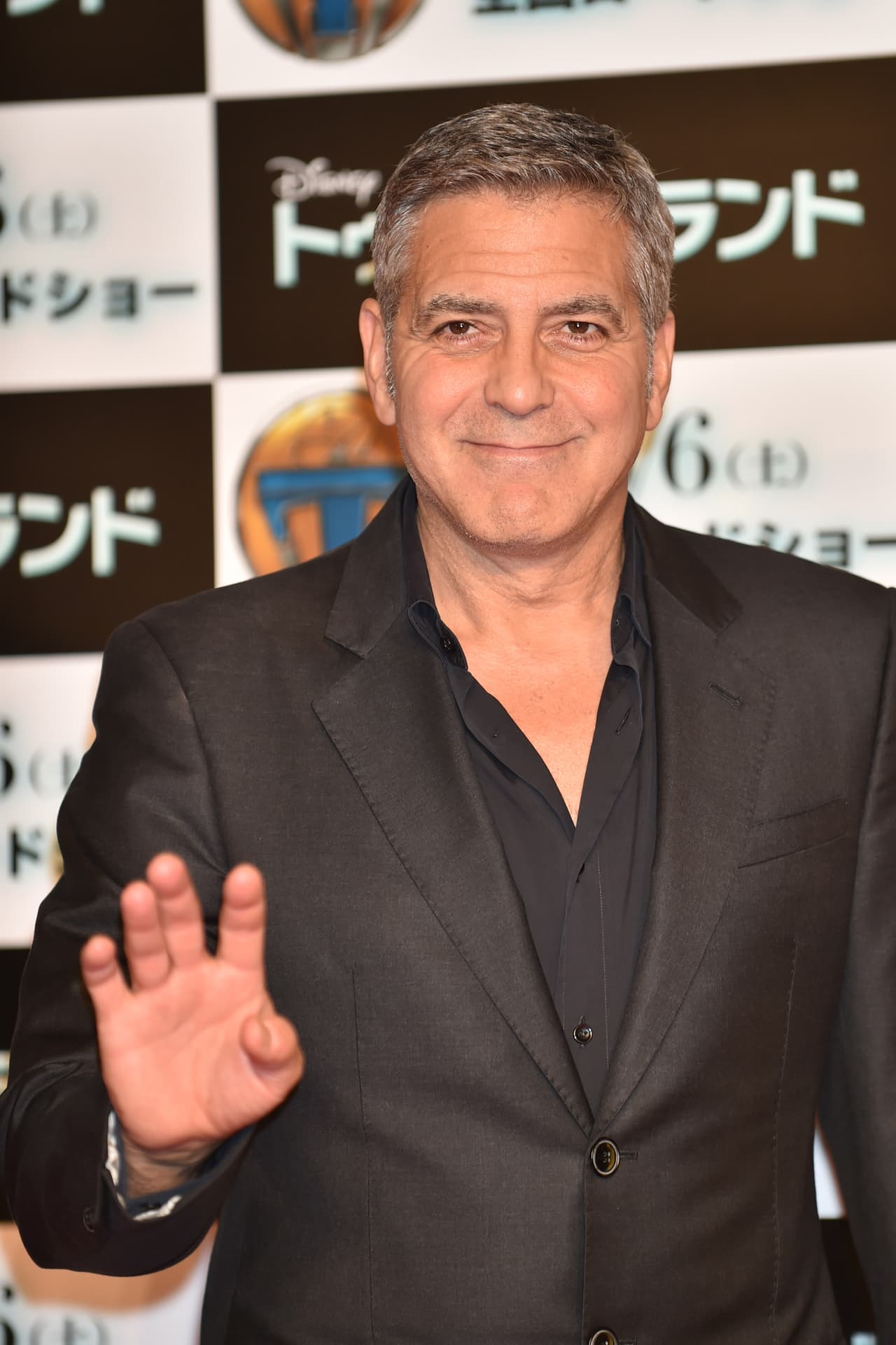 El actor llevó a su flamante esposa a la presentación de su cinta 'Tomorrowland' en la capital japonesa.