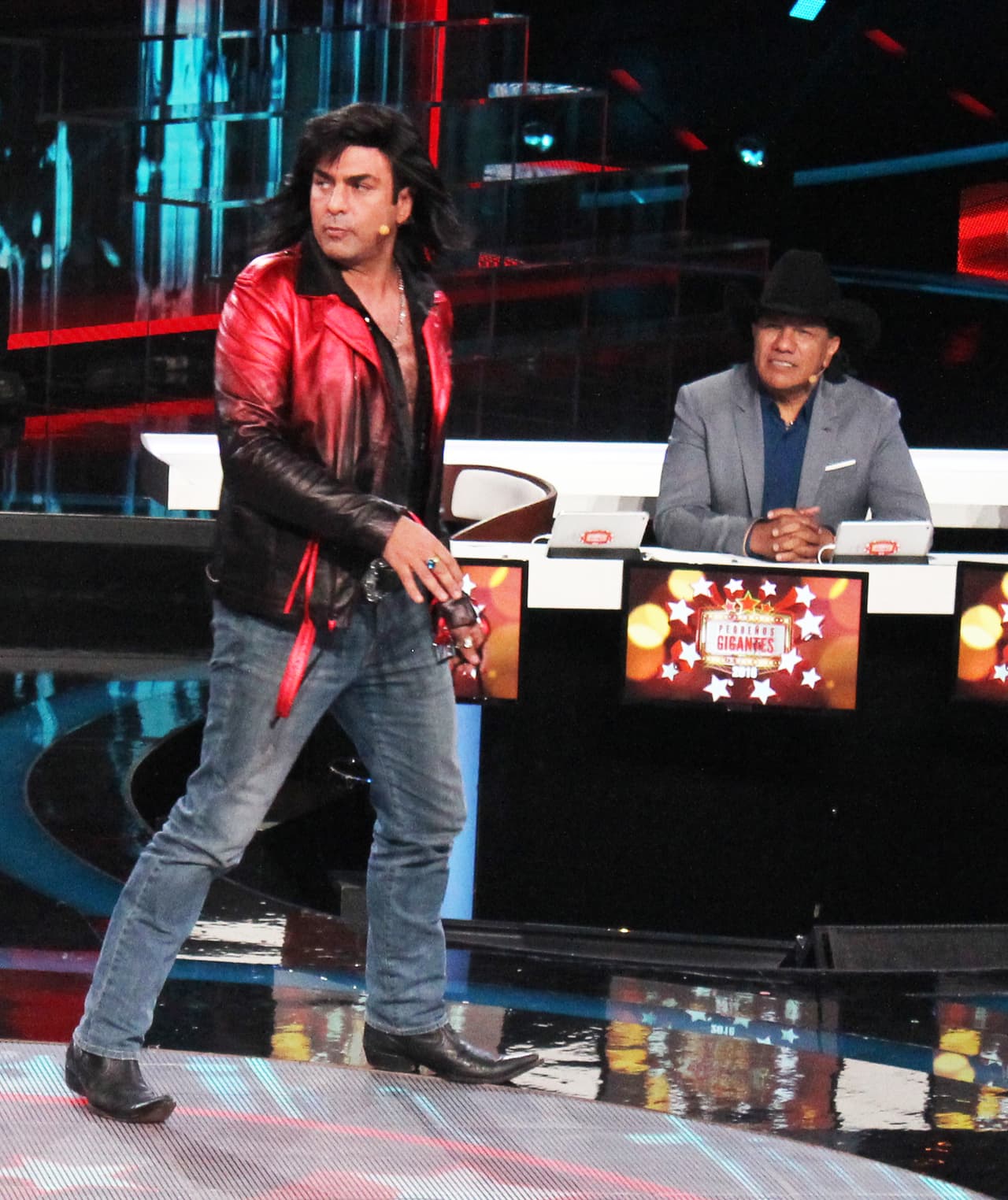 Botas (casi tribaleras) y anillos completan su 'look'.