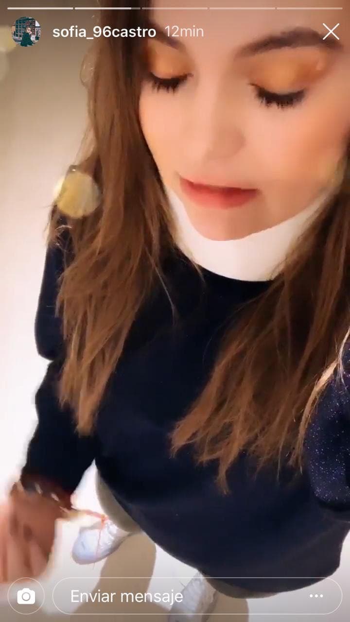 En este video la hija de Angélica Rivera explicó que se encontraba jugando con su hermana Regina cuando sucedió un accidente: "Tal parece que el hospital ya es mi segunda casa, no me pasó nada gracias a Dios, pero tuve que ir al hiospital el domingo, porque el sábado en la noche jugando con mi hermana Regina me caí, literal salí volando, caí con la cabeza del lado derecho del cuello".