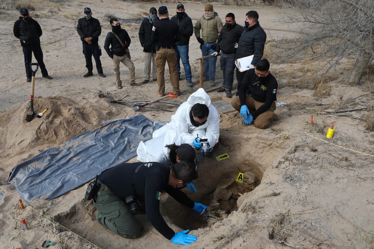 <h3 class="cms-H3-H3">2. Ciudad Juárez, Chihuahua</h3>
<br>
<b>(515 homicidios dolosos)</b>
<br>
<br>En imagen, antropólogos y peritos forenses de la Fiscalía General del Estado de Chihuahua laboran en una fosa clandestina
<b>donde se encontró el esqueleto de una persona, en el Valle de Juárez.</b>