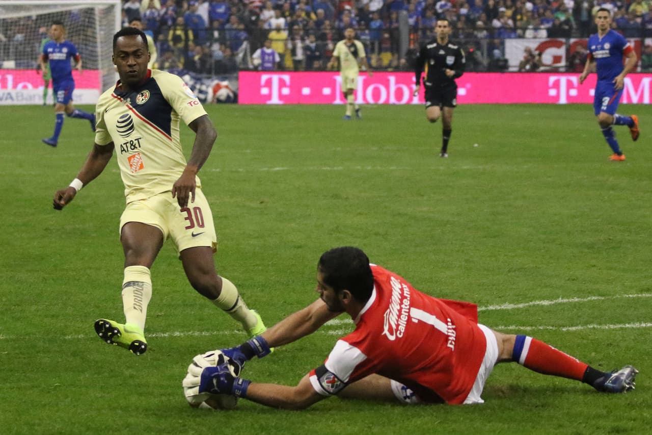 Seguía llegando América, mientras Cruz Azul se jugaba el pellejo obligado a buscar el 1-1, pero esto no sucedió jamás.