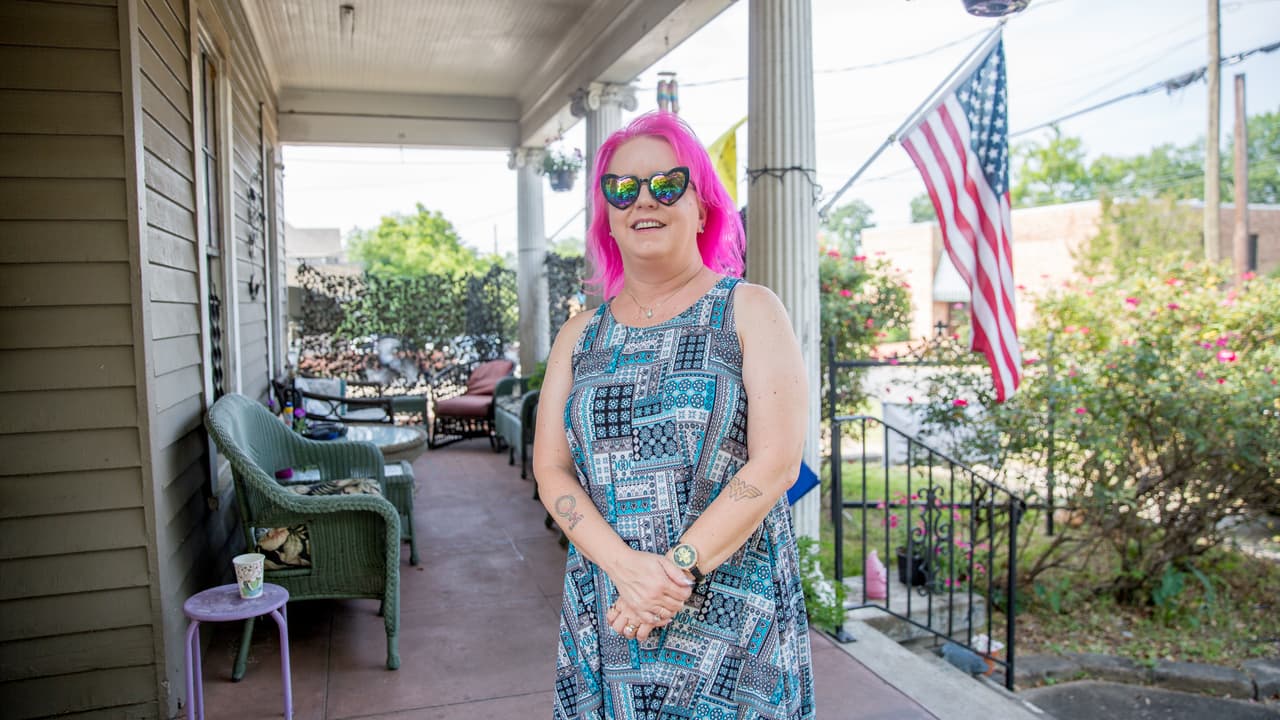 Ella es Mia Raven, fundadora de la 'Power House' un centro comunitario justo al lado de la clínica donde ella también trabaja: se encarga de todo lo que no es médico, de la parte administrativa. "Estas prohibiciones confunden a la gente. Las personas creen que ya no podrán acceder al cuidado que necesitan. 
<b>No vas a detener los abortos al prohibirlos, lo único que esta ley conseguirá es restringir el acceso a los abortos seguros y las mujeres se van a morir. La gente cree que exagero cuando lo digo, pero no: las embarazadas harán lo que tengan que hacer si están desesperadas".</b>