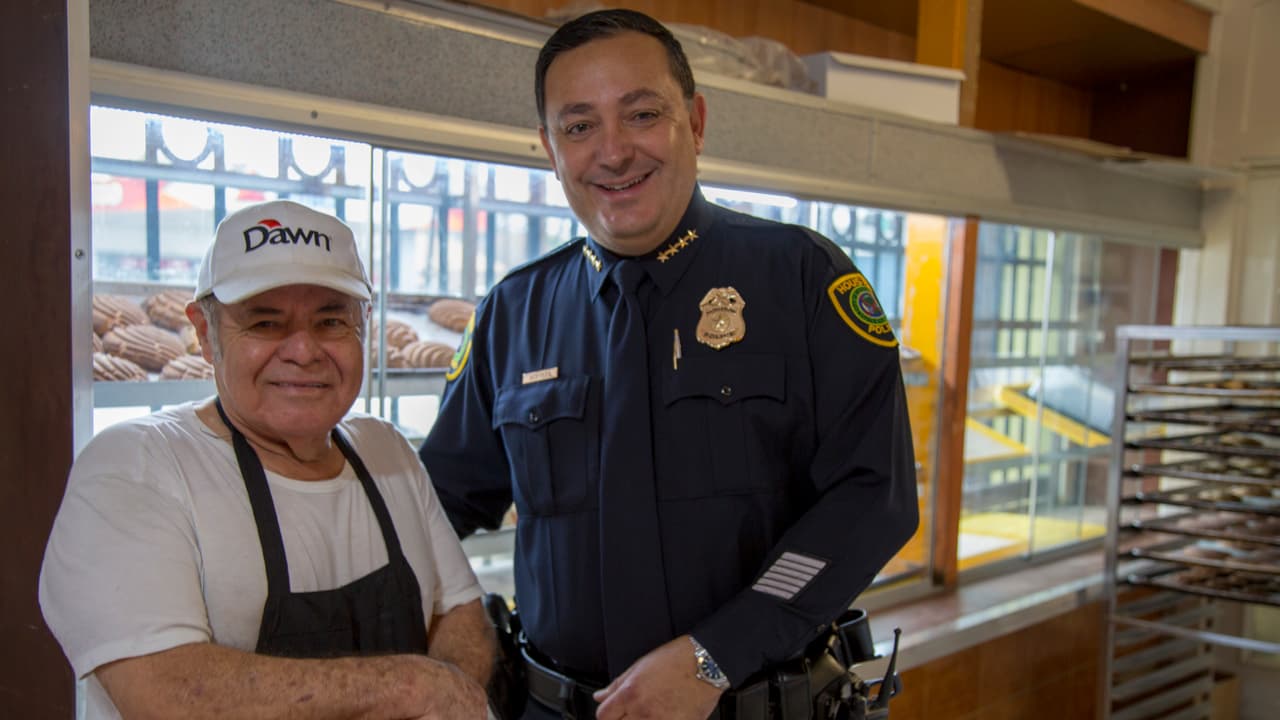 "Este es un gran ejemplo de lo que es lo más bonito de nuestra comunidad hispana… trabajadora, fiel y familiar”, declaró Arturo Acevedo, jefe de la policía de Houston