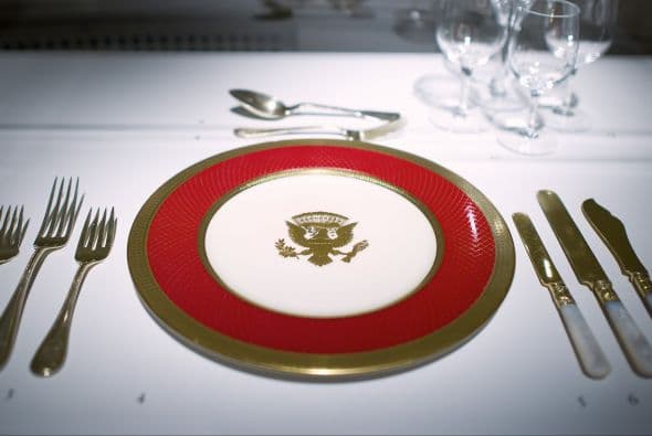 Ordenó platería y muebles de Francia, incluyendo porcelana de Limoges. Pero en 1826, el Congreso adoptó una ley que obligaba a la Casa Blanca a ser alhajada con bienes fabricados en Estados Unidos.