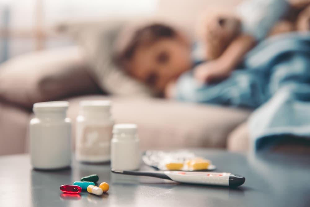 <b>Las personas con este virus a veces sienten algunos o todos estos síntomas:</b>
<ul>
 <li class="MsoNormal" style="color:black;mso-margin-top-alt:auto;mso-margin-bottom-alt:
     auto;text-align:justify;mso-list:l0 level1 lfo1;tab-stops:list .5in"><b>fiebre* con escalofríos</b></li>
 <li class="MsoNormal" style="color:black;mso-margin-top-alt:auto;mso-margin-bottom-alt:
     auto;text-align:justify;mso-list:l0 level1 lfo1;tab-stops:list .5in"><b>tos</b></li>
 <li class="MsoNormal" style="color:black;mso-margin-top-alt:auto;mso-margin-bottom-alt:
     auto;text-align:justify;mso-list:l0 level1 lfo1;tab-stops:list .5in"><b>dolor de garganta</b></li>
 <li class="MsoNormal" style="color:black;mso-margin-top-alt:auto;mso-margin-bottom-alt:
     auto;text-align:justify;mso-list:l0 level1 lfo1;tab-stops:list .5in"><b>secreción o congestión nasal</b></li>
 <li class="MsoNormal" style="color:black;mso-margin-top-alt:auto;mso-margin-bottom-alt:
     auto;text-align:justify;mso-list:l0 level1 lfo1;tab-stops:list .5in"><b>dolores musculares o corporales</b></li>
 <li class="MsoNormal" style="color:black;mso-margin-top-alt:auto;mso-margin-bottom-alt:
     auto;text-align:justify;mso-list:l0 level1 lfo1;tab-stops:list .5in"><b>dolores de cabeza</b></li>
 <li class="MsoNormal" style="color:black;mso-margin-top-alt:auto;mso-margin-bottom-alt:
     auto;text-align:justify;mso-list:l0 level1 lfo1;tab-stops:list .5in"><b>fatiga (cansancio)</b></li>
 <li class="MsoNormal" style="color:black;mso-margin-top-alt:auto;mso-margin-bottom-alt:
     auto;text-align:justify;mso-list:l0 level1 lfo1;tab-stops:list .5in"><b>algunas personas pueden tener vómitos y diarrea, aunque esto es más común en los niños que en los adultos.</b></li>
</ul>
<b>Es importante aclarar que no todas las personas con influenza tendrán fiebre.</b>
<br>