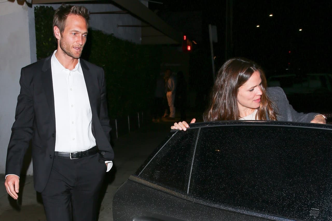 Un paparazzo lo cuestionó directamente y en español: “¿Tú crees que Jennifer [Garner] se va a casar, Ben?”, tal como se aprecia en un video publicado por X17onlineVideo en YouTube.