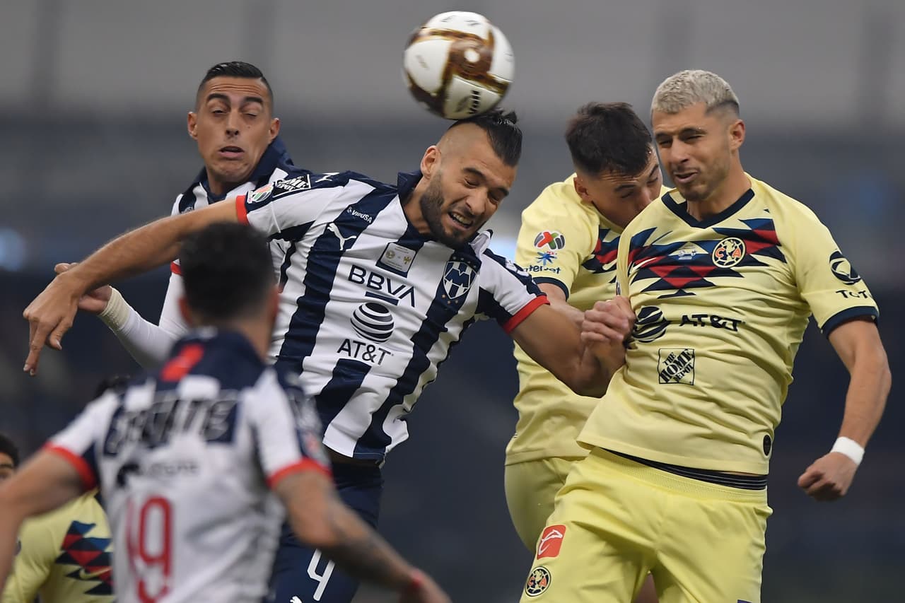 Nico Sánchez corta un centro que buscaba la cabeza de Guido Rodríguez.