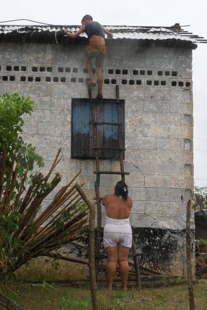 Por su parte, varios medios de comunicación han instado a los habaneros a mantener la disciplina y no transitar ni tocar las líneas de alto y bajo voltaje partidas en las calles.