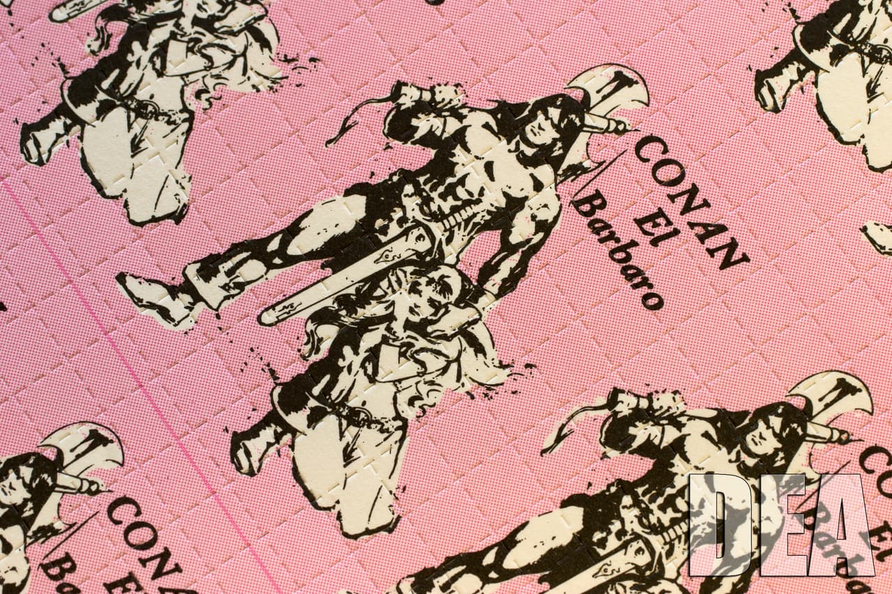 <h3 class="cms-H3-H3">LSD</h3>
<br>
<br>Esta alucinógeno forma parte de las 
<b>'Drogas de club' por ser usados por adolescentes y adultos jóvenes en bares, clubes nocturnos, conciertos y fiestas.</b> Su consumo se da preferentemente en tabletas, cápsulas, líquido transparente y cuadros pequeños de papel absorbente decorados.
<br>
<br>Fabricado a partir del ácido lisérgico, el cual se encuentra en el cornezuelo, 
<a href="https://www.drugabuse.gov/es/informacion-sobre-drogas/sustancias-de-abuso-habitual#lsd" target="_blank">un hongo que crece en el centeno y otros granos</a>, el LSD es una abreviatura del nombre científico: 'dietilamida del ácido lisérgico-d', según el NIH. 
<br>
<br>Algunos nombres comunes con el que se le conoce son: Acid, Blotter, Blue Heaven, Cubes, Microdot y Yellow Sunshine.
<br>
<br>A corto plazo, este alucinógeno puede provocar cambios emocionales rápidos; 
<b>distorsión de la capacidad para reconocer la realidad, pensar racionalmente o comunicarse con los demás;</b> aumento de la presión arterial, la frecuencia cardiaca y la temperatura corporal; mareos; pérdida del apetito; temblores; pupilas dilatadas. 
<br>
<br>A largo plazo, los consumidores pueden sufrir flashbacks alarmantes; perturbaciones visuales continuas, pensamientos desorganizados, paranoia y cambios de humor.
<br>