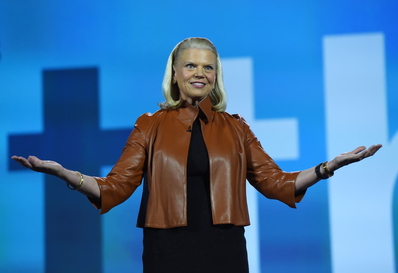 <b>Puesto 9. Ginni Rometty.</b> Es la presidenta de la tecnológica IBM, una compañía en la que tiene 36 años trabajando. Ha liderado la transición de esta empresa hacia la tecnología de la información, de 
<a href="https://www.univision.com/noticias/empresas/conoce-a-los-20-ejecutivos-mejor-pagados-de-estados-unidos-y-cuanto-ganan-fotos">donde recibe más de la mitad de los ingresos</a>. En 2018 IBM compró Red Hat por 34,000 millones de dólares, lo que coloca a esta empresa en una posición para competir con Amazon y Microsoft en el área de computación en la nube.