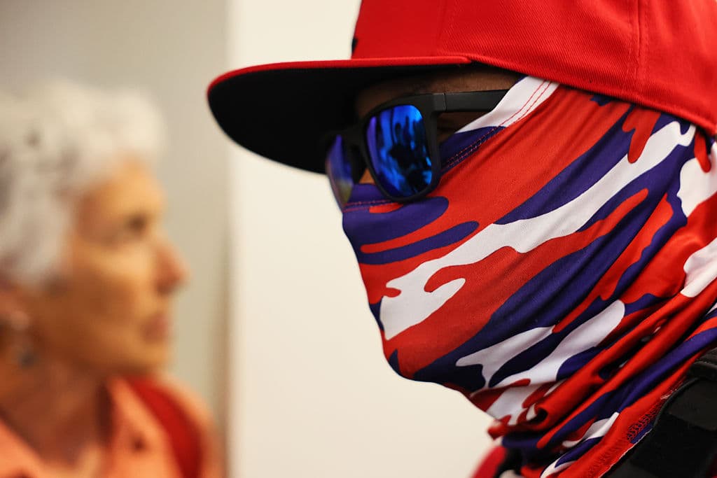 La Legislatura de California aprobó esta semana dos proyectos de ley que prohíben a los oficiales de la ley en servicio, incluidos los agentes federales de inmigración, cubrir sus rostros y les exigen identificarse.