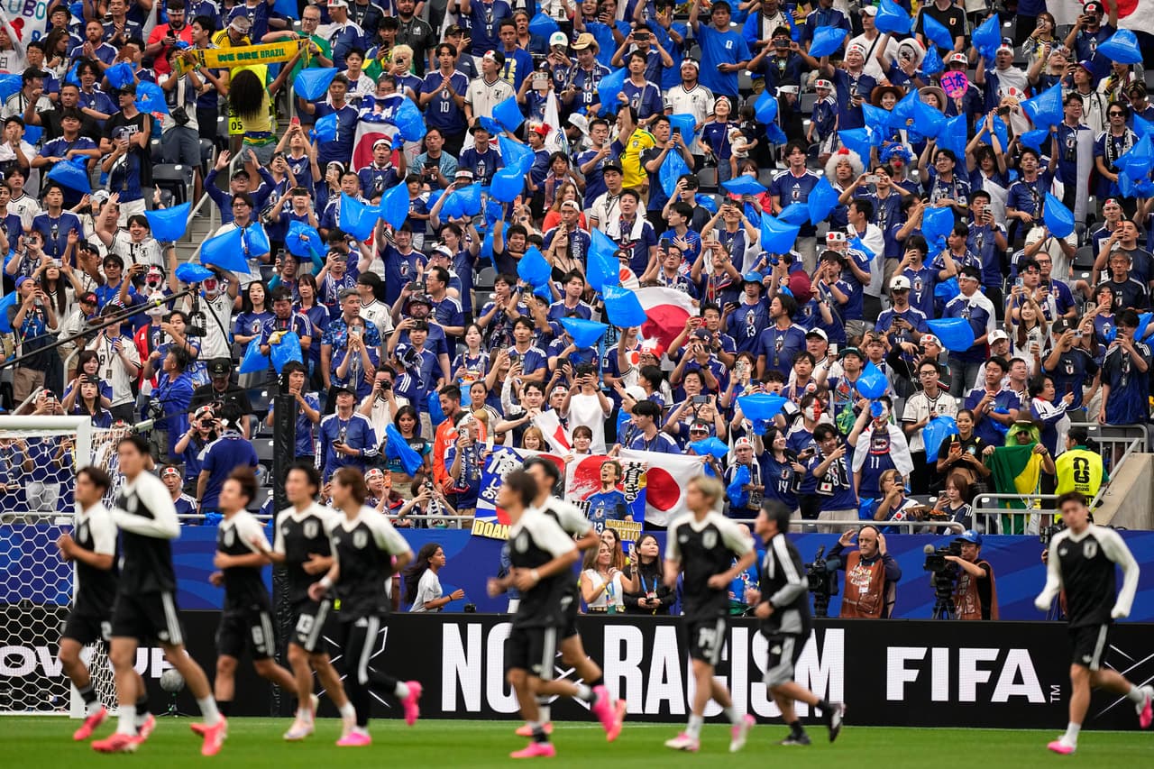 Aficionados japoneses vitorean a su selección nacional antes del partido de dieciseisavos de final del Mundial de fútbol entre Brasil y Japón en Houston, el lunes 29 de junio de 2026.