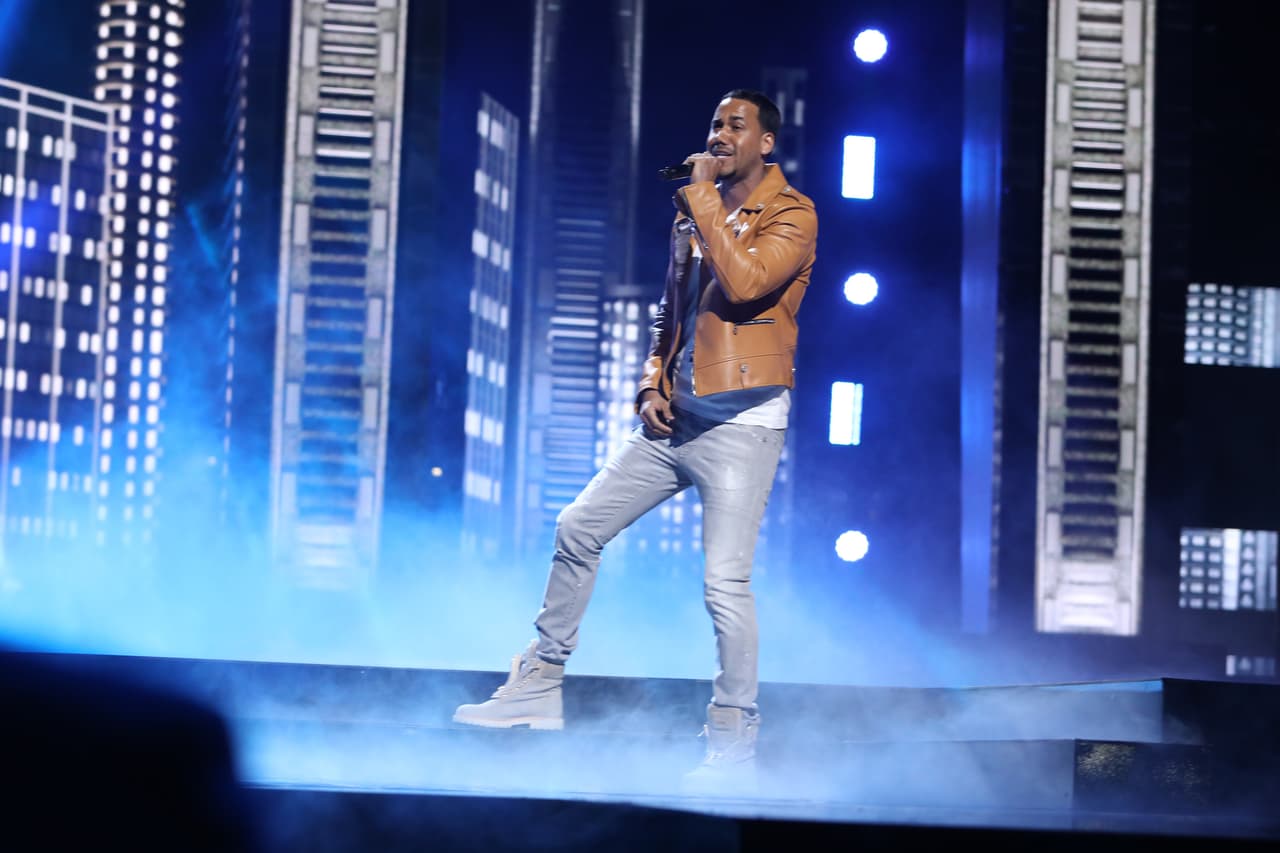 Y es que escogió el escenario de Premio Lo Nuestro para estrenar su tema 'Héroe favorito'.